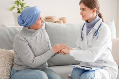 Kemoterapiden sonra evde el ele tutuşan olgun bir kadın. Mide kanseri kavramı