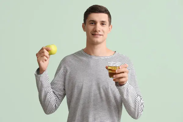 Young Man Apple Glass Juice Green Background — Stock Photo, Image