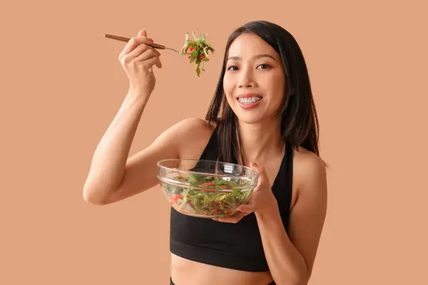 Mooie Jonge Aziatische Vrouw Met Kom Verse Groentesalade Beige Achtergrond — Stockfoto