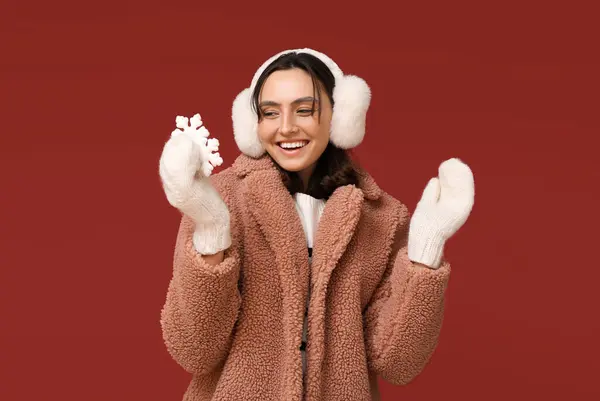 Gelukkig Jong Vrouw Met Decoratieve Sneeuwvlokken Rode Achtergrond — Stockfoto