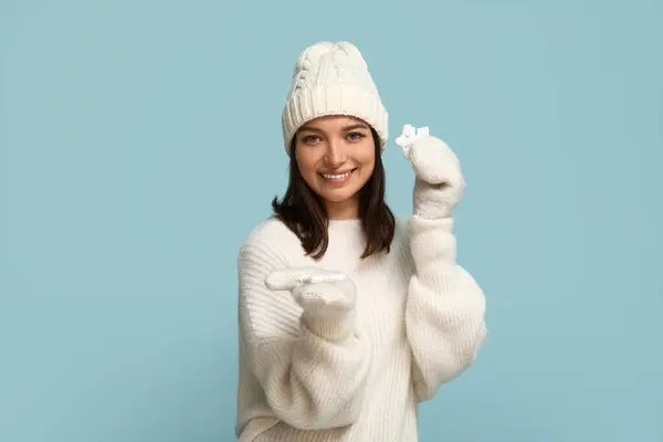 Mooie Jonge Vrouw Met Decoratieve Sneeuwvlokken Blauwe Achtergrond — Stockfoto