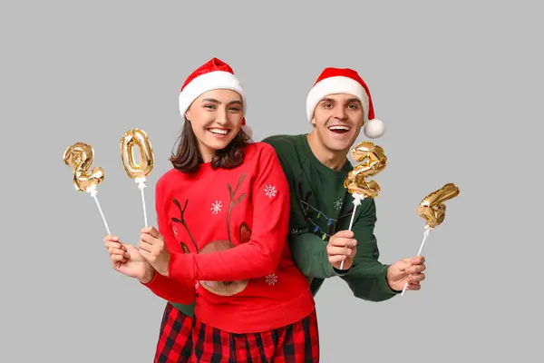 Glückliches Junges Paar Weihnachtlichen Pyjama Und Mit Luftballons Form Der — Stockfoto