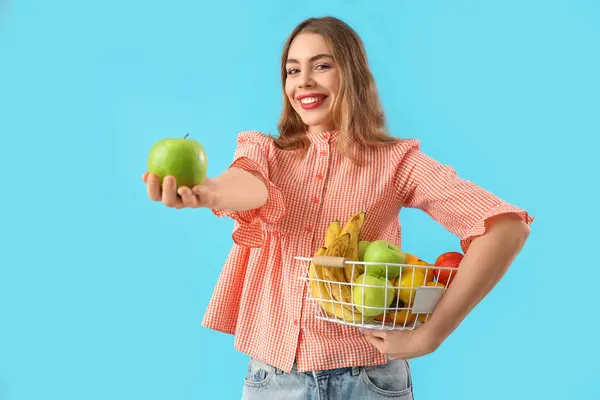 Hübsche Junge Frau Mit Korb Voller Frischer Früchte Auf Blauem — Stockfoto