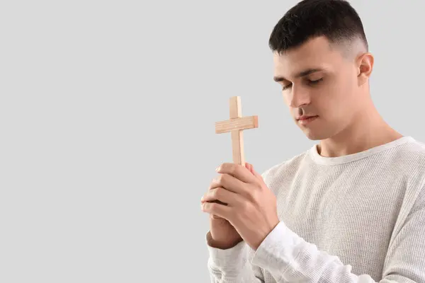 Young Man Wooden Cross Praying Grey Background — Stock Photo, Image