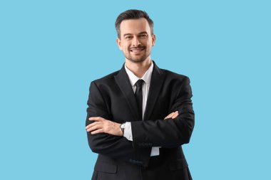Mavi arka planda erkek emlakçının portresi