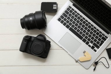 Hafif ahşap arka planda modern cihazlarla kompozisyon