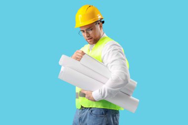 Mavi arka planda planları olan erkek mühendis