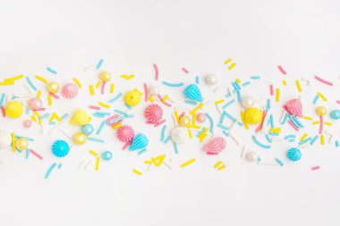 Beyaz arka planda serpiştirilmiş tatlı renkli serpintiler