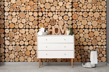 Çamaşır sepeti ve tuvaleti olan odanın içi.