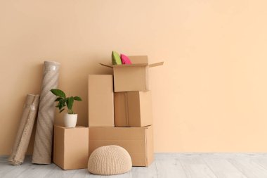 Taşındığı gün yeni dairede karton kutular