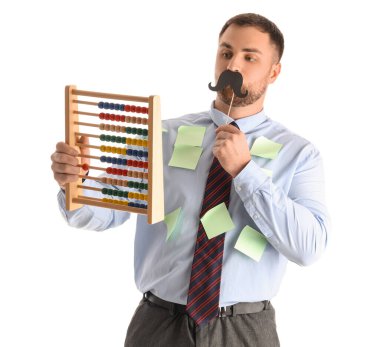 Yapışkan notları, kağıt bıyığı ve beyaz arka planda abaküsü olan komik bir iş adamı.