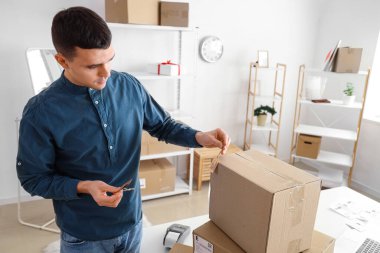 Depodaki müşteriler için çevrimiçi erkek mağaza satıcısı paketleme paketi