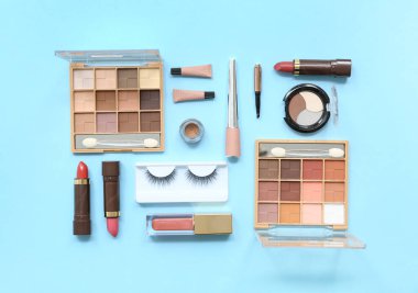 Mavi arkaplanda farklı makyaj ürünleri