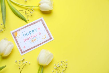 Sarı arka planda çocukların çizdiği çiçekler. Anneler Günü kutlaması