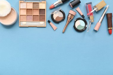 Mavi arka planda birçok farklı makyaj ürünleri