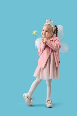 Mavi arka planda sevimli küçük peri