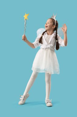 Mavi arka planda asası olan sevimli küçük peri.