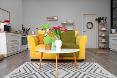 Paskalya için dekore edilmiş mutfak. Kanepe, kapı ve tezgahlarla süslenmiş.