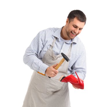 Beyaz arka planda çekiç ve topuğu olan erkek kunduracı