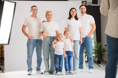 Mutlu bir ailenin stüdyoda fotoğraf çekimi var.