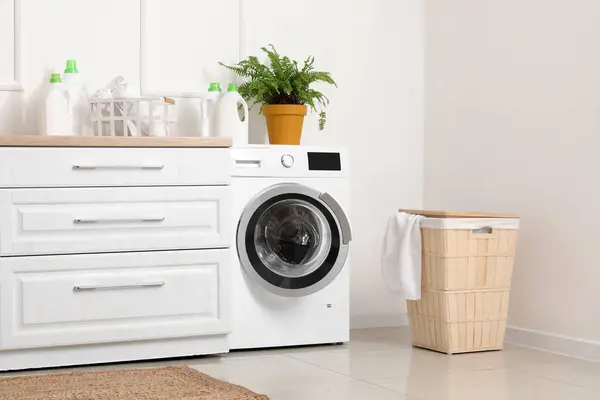세탁기와 바구니가있는 가벼운 인테리어 — 스톡 사진
