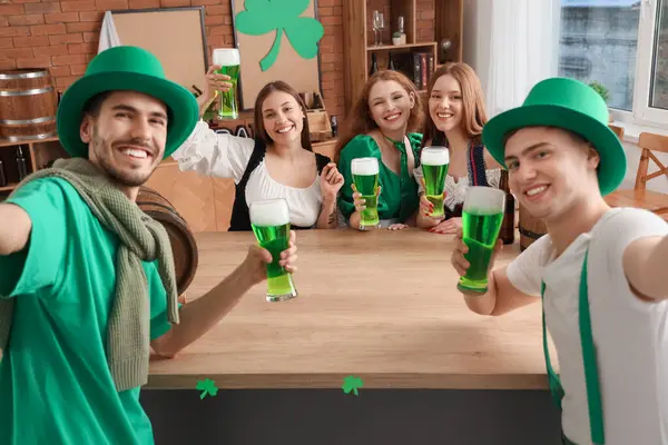 Groep Jonge Vrienden Met Bier Selfie Pub Patrick Day — Stockfoto