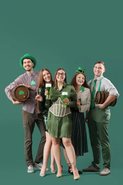 Groep Jonge Vrienden Met Bier Groene Achtergrond Patrick Day Viering — Stockfoto