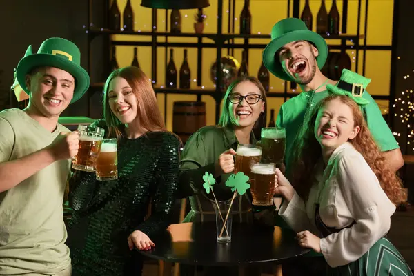 Groep Jonge Vrienden Met Bier Vieren Patrick Day Pub Nachts — Stockfoto