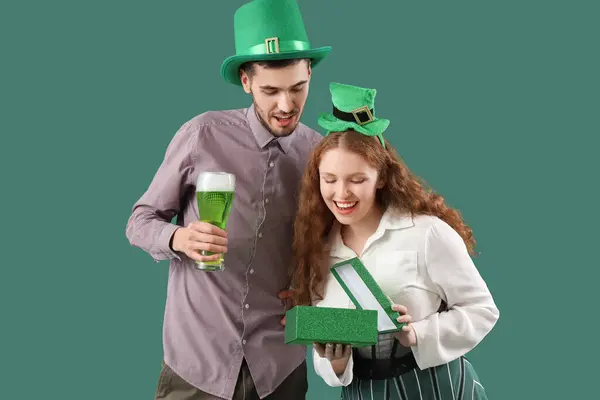 Jong Stel Met Bieropening Geschenkdoos Groene Achtergrond Patrick Day Viering — Stockfoto