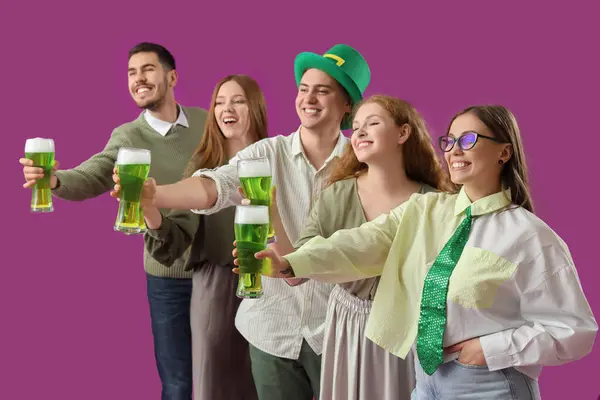 Groep Jonge Vrienden Met Bier Paarse Achtergrond Patrick Day Viering — Stockfoto
