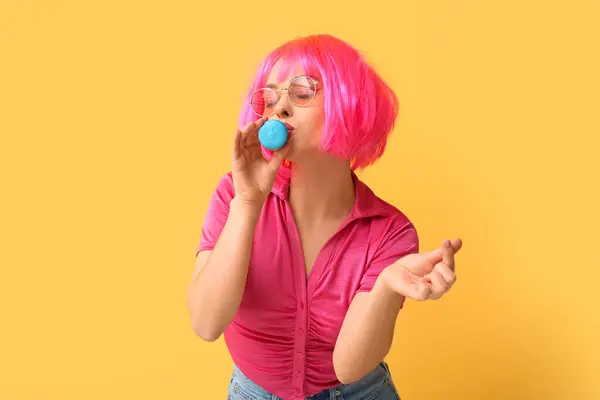 Beautiful Young Woman Pink Wig Blue Sweet Macaroon Showing Heart — Stock Photo, Image
