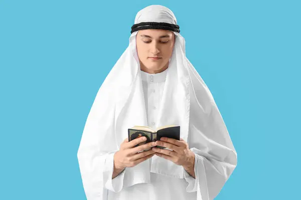 Νεαρός Μουσουλμάνος Κοράνι Μπλε Φόντο Γιορτάζουμε Ραμαζάνι — Φωτογραφία Αρχείου