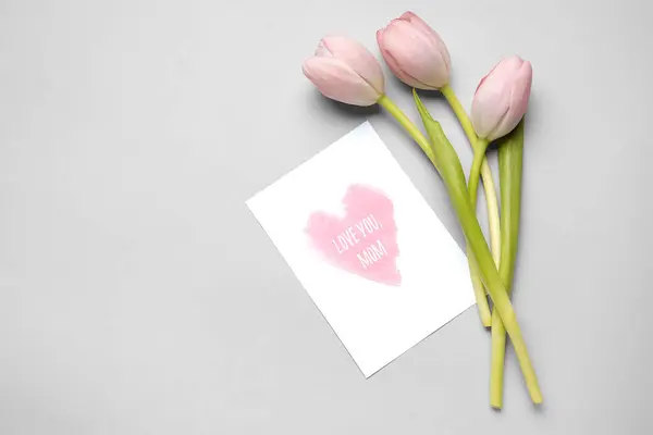 Тюльпани Святкова Листівка Текстом Love You Mom Білому Тлі Святкування — стокове фото