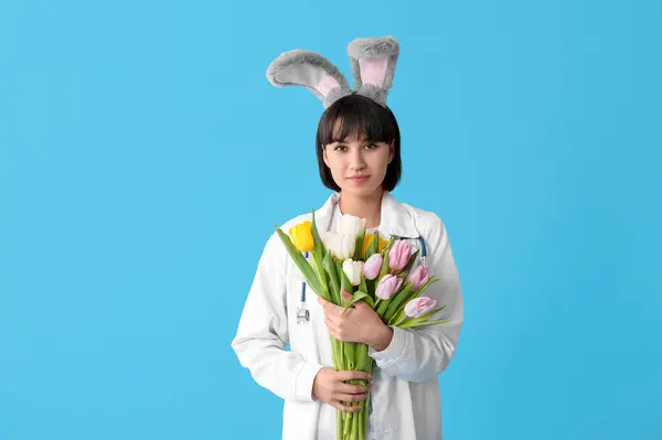 Жінка Лікар Вухах Кролика Тюльпанами Синьому Фоні Великоднє Святкування — стокове фото