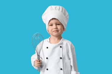 Mavi arka planda çırpılmış tatlı bir aşçı