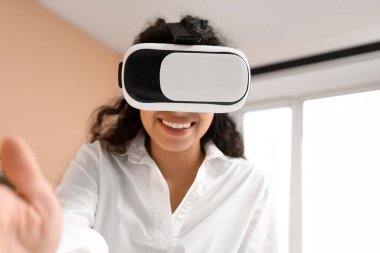 VR gözlüklü genç Afro-Amerikalı iş kadını ofiste, yakın plan.
