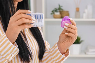 Evdeki banyoda diş ipi ve mini diş fırçası olan güzel bir kadın.