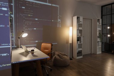 İşyeri ve gece lambaları olan programcı ofisinin içinde.