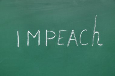 Tahtaya yazılmış IMPEACH sözcüğü