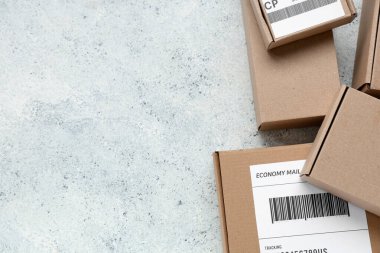 Beyaz masadaki etiketli karton paketler