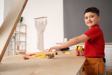 Odada oyuncak aletleri olan şirin bir müteahhit.