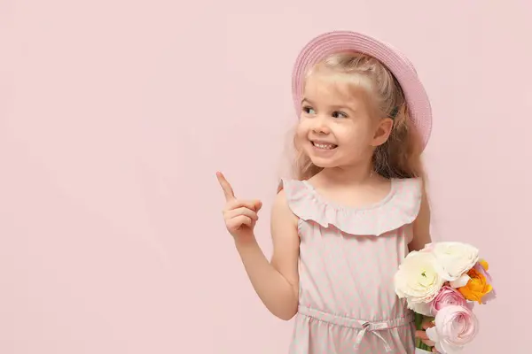 Симпатична Маленька Дівчинка Букетом Красивих Квітів Рунункули Вказують Щось Рожевому — стокове фото
