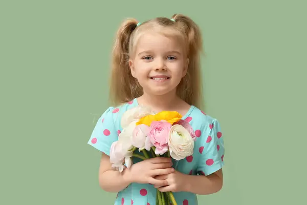 Щаслива Маленька Дівчинка Букетом Красивих Квітів Рунункули Зеленому Фоні — стокове фото