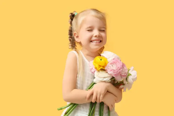 Щаслива Маленька Дівчинка Букетом Красивих Квітів Рунункули Жовтому Фоні — стокове фото