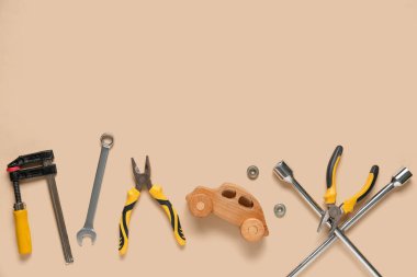 Bej arka planda bir takım mekanik aletler. Mekanik kavram