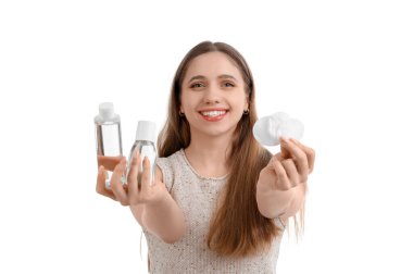 Beyaz arka planda su şişeleri olan genç kadın, yakın plan.