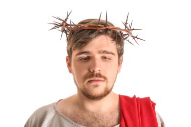 İsa cüppeli bir adam ve beyaz arka planda dikenli bir taç