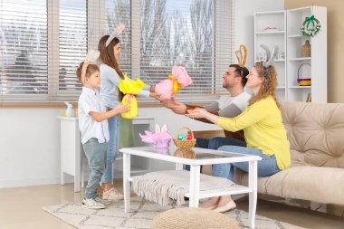 Çocuklar evde paskalya yumurtası ve pastasıyla ailelerine sürpriz yapıyorlar.