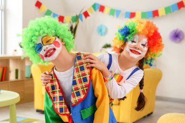 Evde palyaço kostümlü komik çocuklar var. 1 Nisan Kutlaması