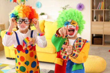 Evde palyaço kostümlü komik çocuklar var. 1 Nisan Kutlaması